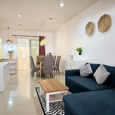 City Home 5Min To Old Town, Airport Plaza.